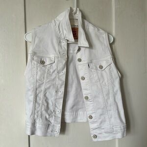 White Levi’s vest , size medium